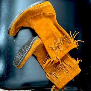 Minnetonka Pull On Suede Boots (size 10)